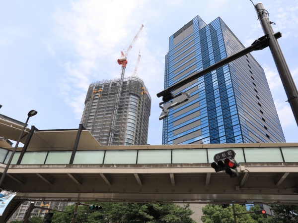 住みたい街の常連として人気を集める一方、駅の混雑や2019年（令和元年）の台風被害でも注目を集めた武蔵小杉。インターネット上の極端なイメージの陰で、実際の街はどのように歩み、どこへ向かおうとしているのか。工場街からタワマン街への激変の歴史、災害をきっかけに進んだインフラの進化、そしてこれから迎える「一斉大規模修繕」という課題まで、武蔵小杉の真実の姿と未来への展望を紐解いてみたい。
