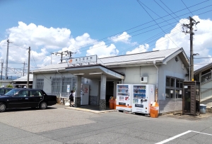 JR美乃坂本駅。朝夕以外は無人駅となる。美濃地方にありながら複雑な「濃」を避け「乃」を充てたというエピソードがある