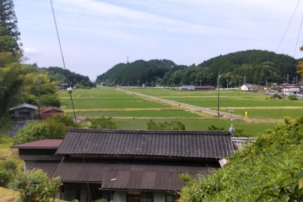 美乃坂本駅から西へ約15キロにある岐阜県瑞浪市大湫。中山道47番目の宿場町としての歴史がある。この水田の真下をリニアのトンネルが通るが工事はストップしたままの状態が続く
