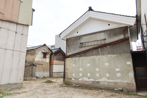 ２つの重伝建地区に加え、日本三大仏のひとつ、高岡大仏（左上）、国宝瑞龍寺（右上）、ドラえもんトラムが走る万葉線（左下）、海の幸が楽しめ、繁華な飲食店街（右下）など高岡市には魅力がいろいろある（筆者撮影）