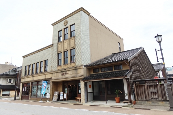 山町筋の中心に立つ山町ヴァレー。１階には街の案内所が入る（筆者撮影）