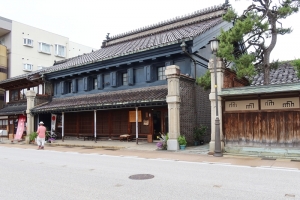 山町ヴァレーの向かいにある菅野家住宅。広壮な、手の込んだ造りの住宅である（筆者撮影）