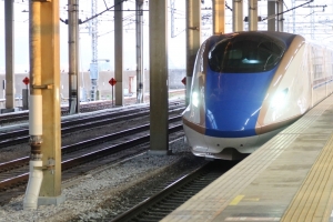 新幹線駅である新高岡駅と既存駅・高岡駅は２キロ近く離れており、バス便で結ばれている（筆者撮影）