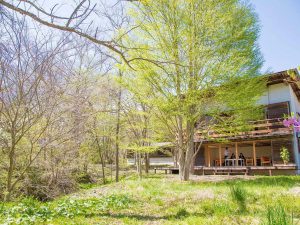 軽井沢では、名建築・名別荘と呼ばれた建物たちがひっそりと姿を消しつつある。それらを守るために立ち上げられた「軽井沢総合研究所」は、解体の危機にあった、モダニズム建築の巨匠・吉村順三の作品「ハーモニーハウス」の用途をカフェに変えて継承した。