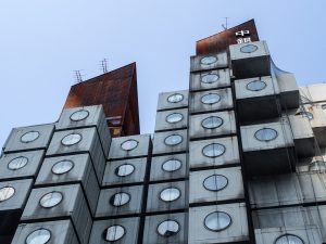 黒川紀章の作品として広く知られている「中銀カプセルタワービル」は、老朽化により解体か保存かの間で揺れていた。より多くの人に価値を伝えるため、オーナーや住人が「保存・再生プロジェクト」を立ち上げ。多くのファンを増やし、価値の再発見にも繋げた。