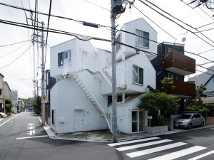 建築家・藤本壮介が初めて東京に建てた集合住宅を継承したのは、リノベーション会社のルーヴィス。見た目は変化させず、住み心地をアップさせるという改修を実施。さらに、建物のコンセプトや物語を伝え、価値を継承する管理を行っていくという。