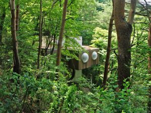 こちらも黒川紀章が設計した「カプセル型戸建て住宅」の建築作品。ご子息で現所有者でもある黒川未来夫氏の「このまま建物が朽ちていくのを見るのは惜しい」という思いから宿泊施設として用途を変えて生まれ変わった。